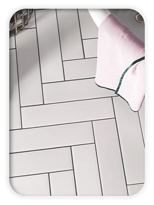 billede af hvide ensfarvede fliser i sildebensmønster