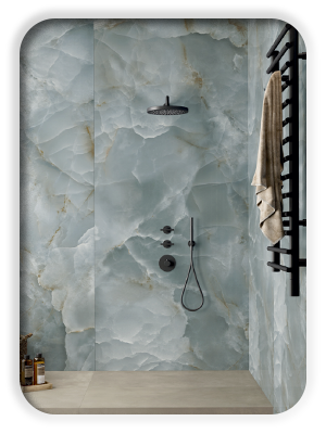 billede af store blå keramiske marmorfliser