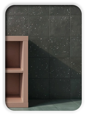 billede af nistrede fliser i sort med grønne gulvklinker