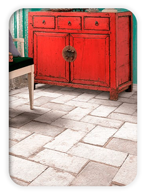 billede af rustikke gulvfliser og et rødt skab